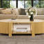 Table basse ovale cannelée avec 1 tablette et 2 portes de rangement ouvertes
