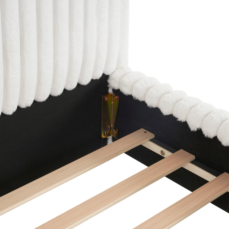 Lit tapissier épuré blanc avec tête de lit ondulée et coutures verticales, Très grand lit
