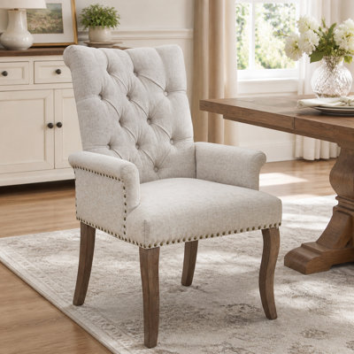 Chaise rembourrée capitonnée avec accoudoirs en chenille et pieds en bois massif, beige
