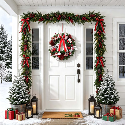 Couronne de Noël pré-illuminée de 61 cm (24 pouces) avec 20 lumières DEL, branches de pin en PVC, ornements électroplaqués et ruban pour la décoration de la porte d'entrée et des fêtes.
