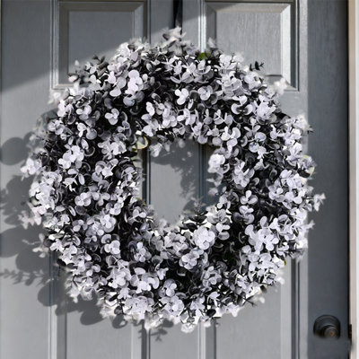 Couronne d'Halloween pour porte d'entrée, couronne de feuilles d'eucalyptus festives noires de 18 pouces pour décoration de foyer de fenêtre de porche d'intérieur pour Halloween