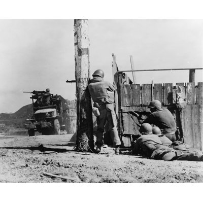Les ingénieurs de combat des États-Unis retournent le feu d'un tireur d'élite nord-coréen après la bataille de Yongdong (24 x 18)