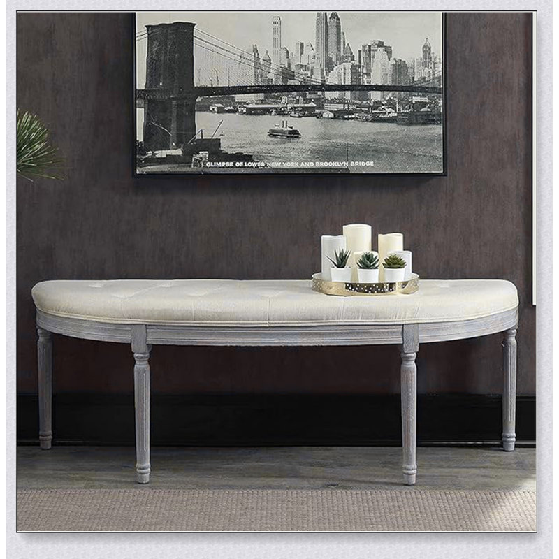 Banc rembourré capitonné beige clair Coastal avec pieds gris patiné, parfait pour ajouter de l'élégance et du confort à n'importe quelle pièce.