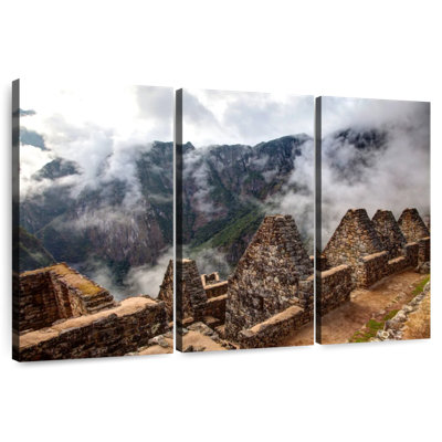 Lilie Cloudy Machu Picchu