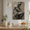 Art mural encadré sur toile, Guerrier musclé dans un casque, assis avec un drap, style croquis au crayon réaliste. Décoration murale, grande œuvre d'art pour le salon, prête à être suspendue, 24 po x 36 po
