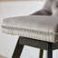 Tabourets de bar pivotants en velours avec décoration capitonnée et pieds en bois-1818045009