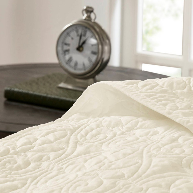 Courtepointe réversible crème double / grand. Sélection de literie été comme hiver. Rembourrage en coton prélavé pour plus de durabilité. Comprend deux taies décoratives. Courtepointe. Délice lavable en machine. Une nuit douillette.