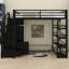 Lit mezzanine avec tablettes de rangement, armoires et garde-robe intégrée