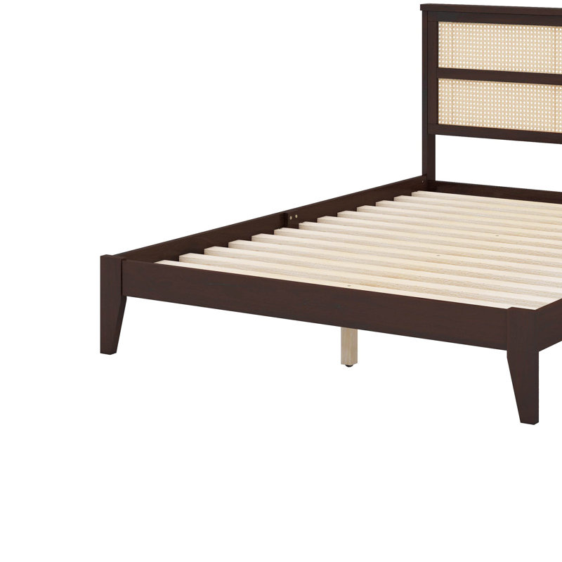 Grand lit en bois d'hévéa avec tête de lit en rotin