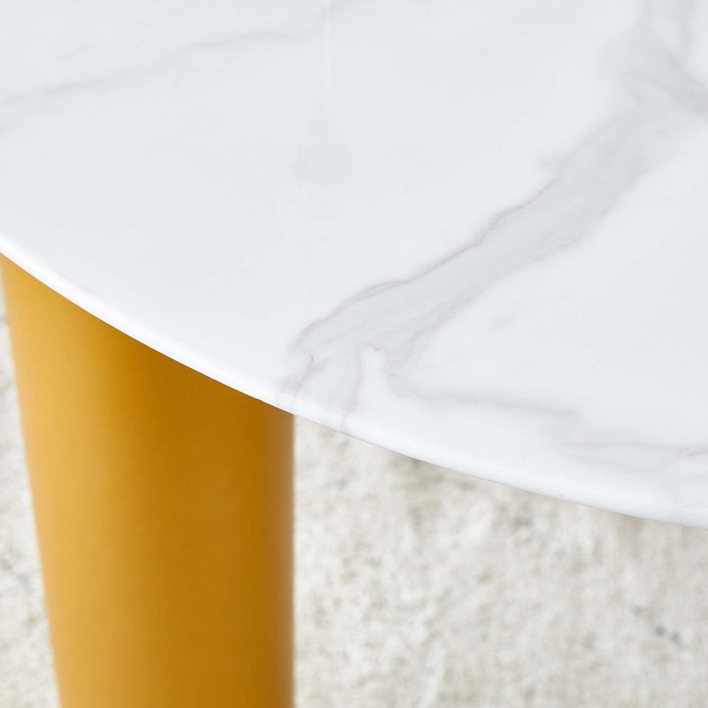 Table de salle à manger élégante et fonctionnelle avec des autocollants en verre de marbre artificiel et des pieds en bois aggloméré doré
