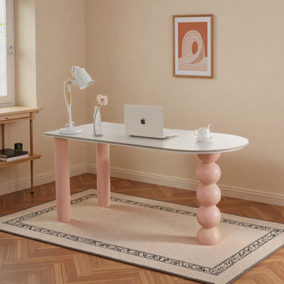 Bureau d'écriture de style crème avec des pieds roses