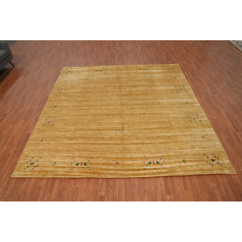 Tapis doré minimaliste de style Gabbeh 10 x 10 avec des accents tribaux subtils