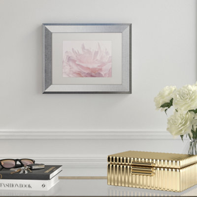 « rose pivoine pétales iii », reproduction de photo sur toile encadrée