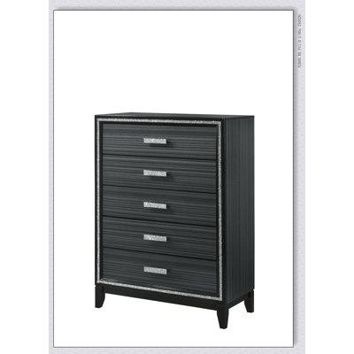 Commode blanche Haiden avec cinq tiroirs spacieux et des joints à queue d'aronde anglaise durables, parfaits pour le rangement moderne