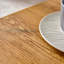 La table basse en panneau de fibres à densité moyenne rehausse votre espace de vie avec cette table moderne aux motifs lisses et texturés de couleur bois.