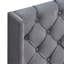 Grand lit plateforme gris avec ornements gracieux et ailes en velours