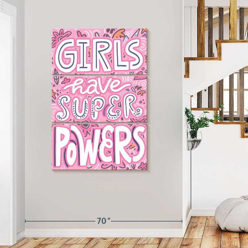 «Girls Have Super Powers», reproduction sur toile, H 74 po x l 48 po x P 1,25 po