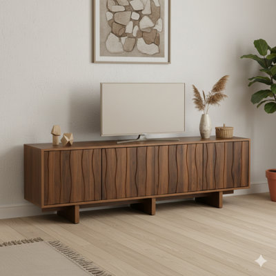 Meuble télé de style rétro avec une finition grain de bois et une porte ondulée pour téléviseur de 75 po ou moins. Une console multimédia en noyer rustique avec beaucoup de rangement, une base robuste et une gestion des câbles.