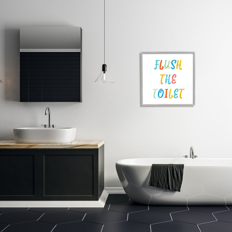 «Flush The toilettes Bathroom Rules Kids», typographie surdimensionnée noire, estampe numérique, art texturé par Daphne Polselli