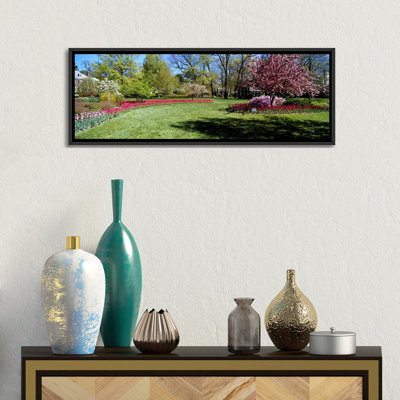 Tulipes panoramiques et cerises panoramiques dans un jardin, sherwood jardins, baltimore, maryland, reproduction de photo sur toile tendue