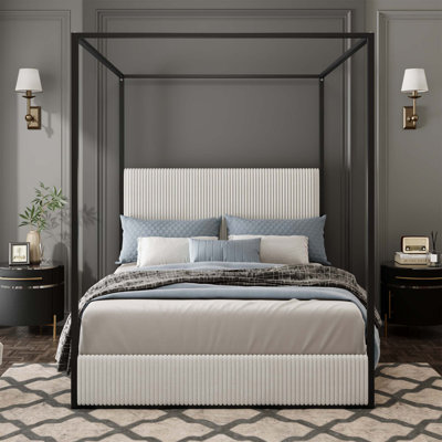 Luxueux lit à baldaquin en métal avec tête de lit tapissier et conception à quatre colonnes pour les chambres élégantes