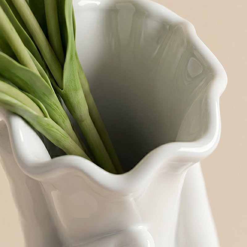 Vase moderne en céramique blanc à main, bouquet de fleurs sculpturales
