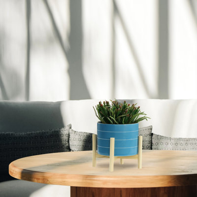 Pot à fleurs en céramique rayé de 8 po sur support en bois