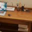 Bureau rectangulaire brun en bois massif avec 2 tiroirs