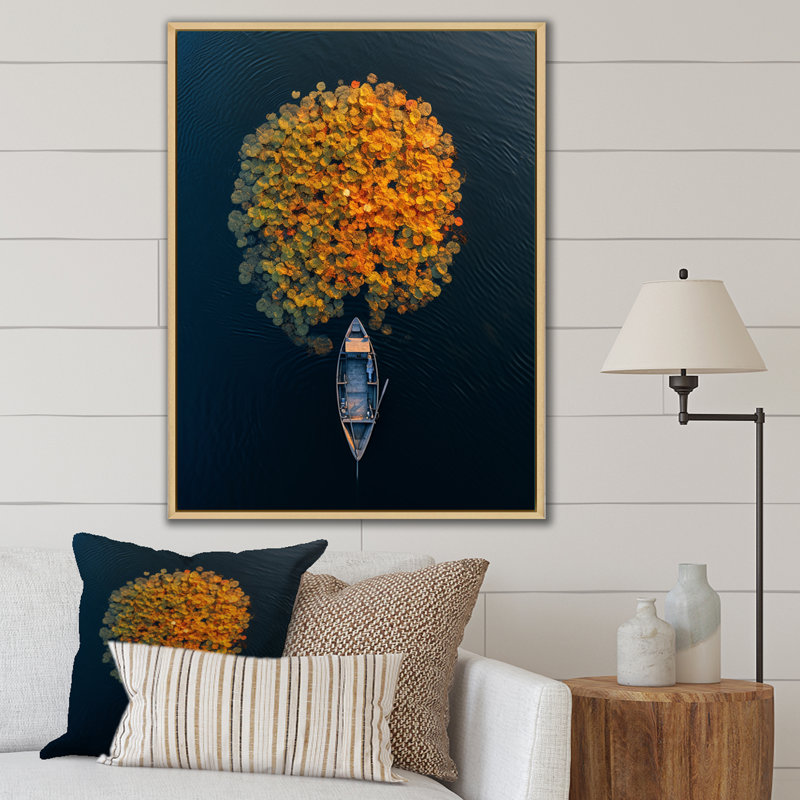 Arial View petit bateau sur le lac calme sur toile, H 32 po x l 16 po, Cadre naturel flottant