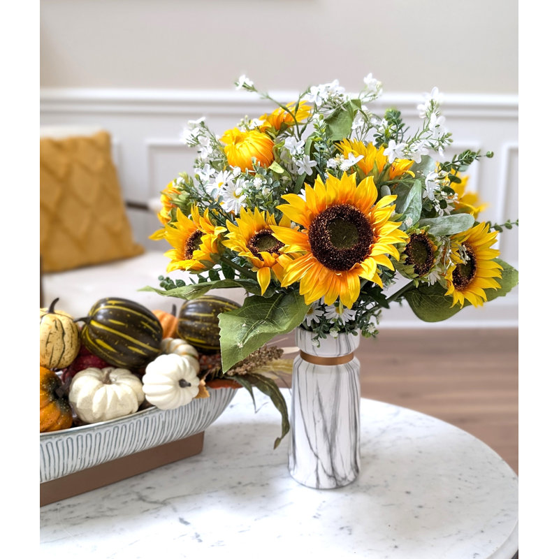 Tournesol dans un arrangement de soie de faux marbre dans un vase