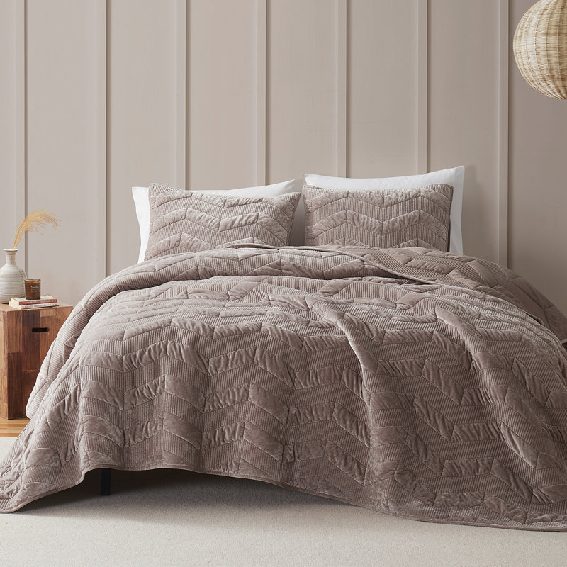 Wonderful Velvet Quilt Set 3-Piece Bedding Set For All Season, King Quilt + 2 King Shams, Light Brown