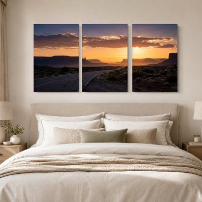 «Desert Road at Golden Hour with Mesas», ensemble de 3 toiles murales