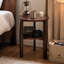 Une table d'appoint ronde en bois massif à double couche avec rangement compartimenté. Convient à une utilisation comme table d'appoint, table de chevet ou objet décoratif dans les salons, les chambres à coucher ou les petits appartements.
