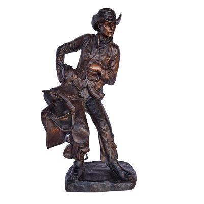 Statue Hern Cowboy tenant sa selle en bronze - Taille: L 20 po x l 14 po x H 35 po.