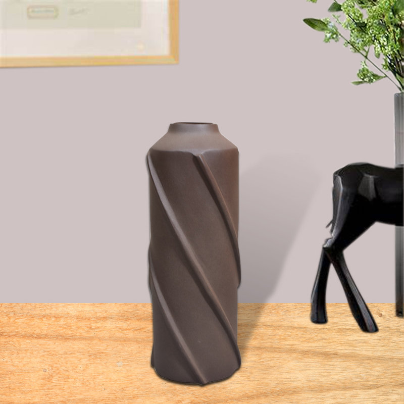 Vase de table en métal Alyiah, H 15 po x l 5,5 po x P 5,5 po, Chocolat
