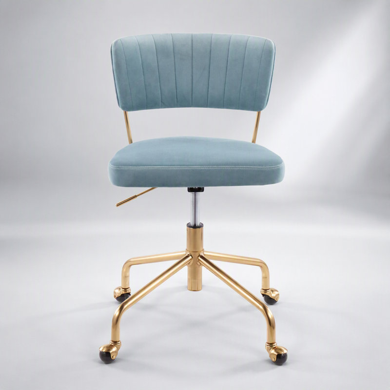 Chaise de bureau contemporaine en métal doré et velours bleu clair, conçue de manière ergonomique pour un confort et un style optimaux dans les bureaux à domicile.