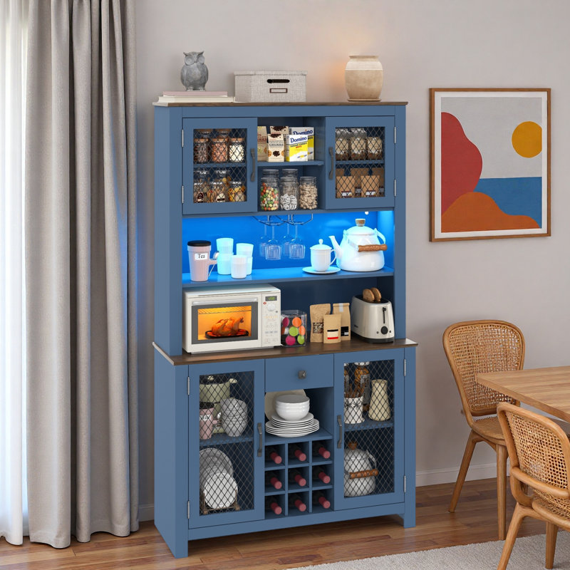 Garde-manger avec porte-verres en métal, porte-bouteilles de vin, tablettes ouvertes, station de charge intégrée et bande lumineuse à DEL