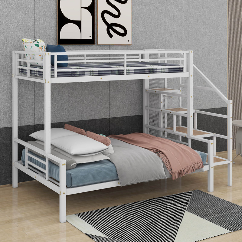 Lit simple superposé au dessus d'un lit double en métal avec escalier de rangement et garde-robe, Blanc