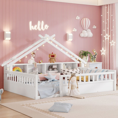 Lit double sur pied avec lumière, tablettes de rangement et forme de toit
