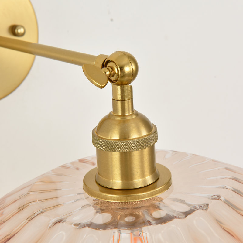 Applique murale articulée dorée réglable à 1 lumière avec abat-jour en verre ambré côtelé