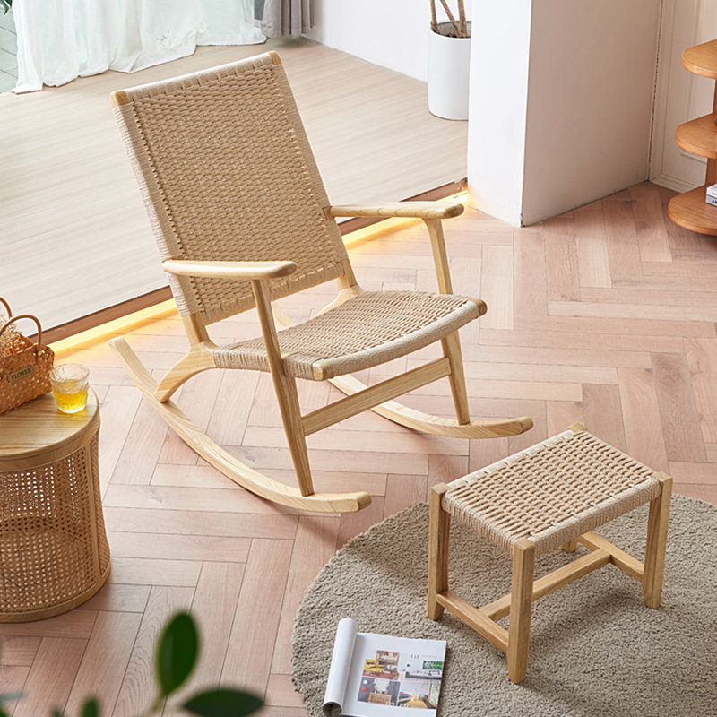 Chaise berçante simple en bois massif