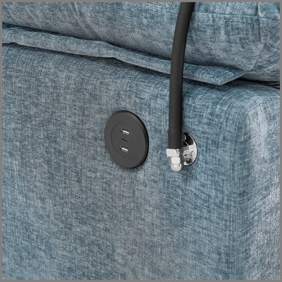 Le fauteuil de loisir, le fauteuil inclinable double, avec dossier réglable manuellement, les accoudoirs rembourrés, le port de chargement USB latéral et le support pour téléphone, sont livrés avec un repose-pieds de rangement assorti - bleu