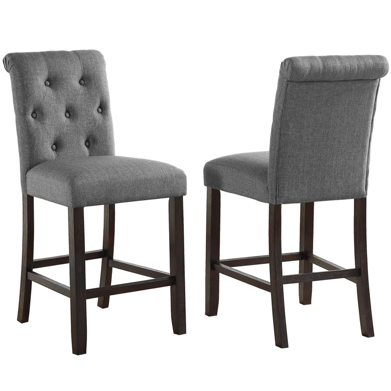 Tabouret de comptoir gris, 2 pièces. Fabrication en bois massif au design élégant. Sièges et dossiers rembourrés pour un siège relaxant. Pieds en bois. Chaises à haut dossier légèrement arquées. L 23 po x P 19 po x H 39,11 po