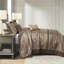 Couvre-lit réversible 5 pièces brun et doré. Comprend un couvre-lit, 2 taies décoratives et des coussins décoratifs. Fait de luxe durable. Présente des feuilles, des rayures et des motifs. Accentué par des coutures. Or