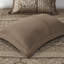 Couvre-lit réversible 5 pièces pour grand lit. Brun / doré. Comprend un couvre-lit, 2 taies décoratives et des coussins décoratifs. Fabriqué avec pour une durabilité de luxe. Présente des feuilles, des rayures, des motifs. Accentué par