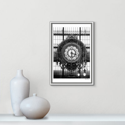 Horloge dorée du musée - impression de Paris par Mike Ragan