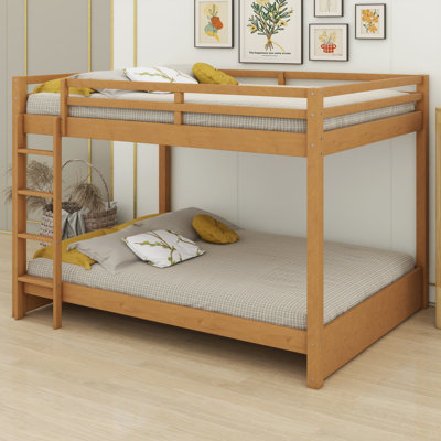 Lit superposé en bois traditionnel avec échelle