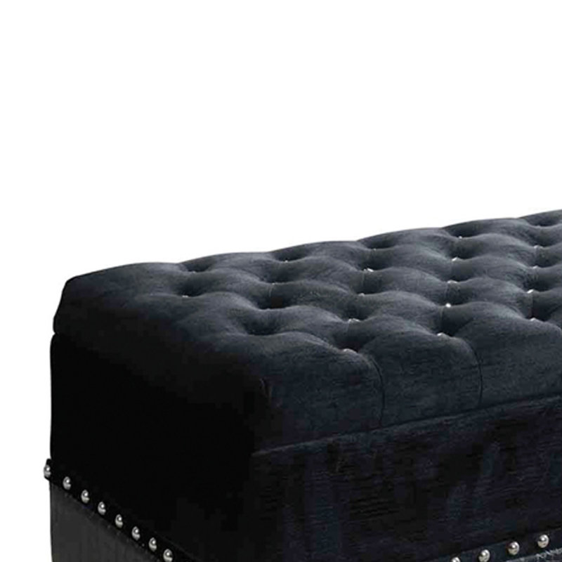 Coffre capitonné noir avec garniture cloutée