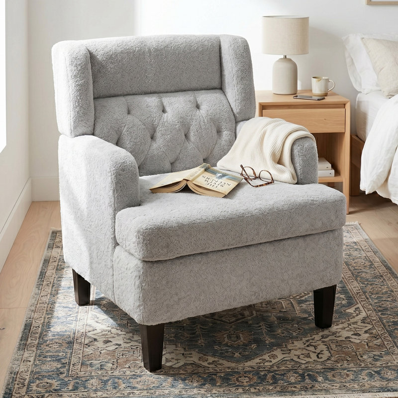 Fauteuil rembourré avec dossier capitonné et pieds robustes, Light Grey