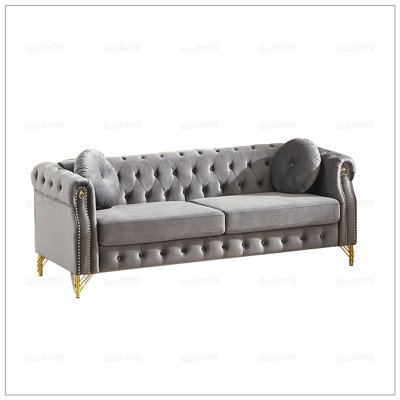 Luxueux canapé Chesterfield en velours avec boutons capitonnés, clous en cuivre et anneaux d'accoudoirs personnalisables pour un salon élégant et confortable